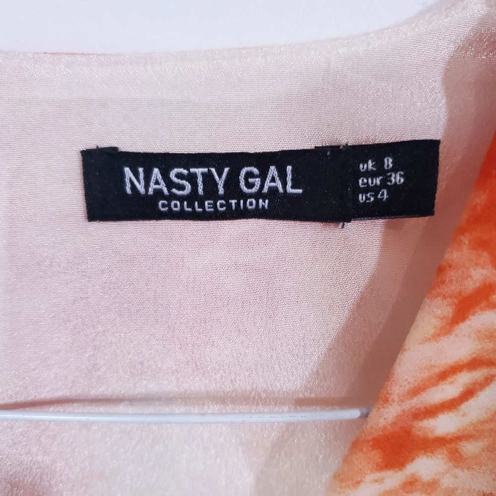 Nasty Gal Tie Dye V-Neck Relaxed Tiered Romper Orange and White Size 4 - Picture 2 of 8